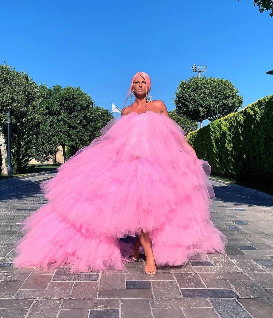 'Procurila' fotografija Karleuše u mini bikiniju bez Photoshopa