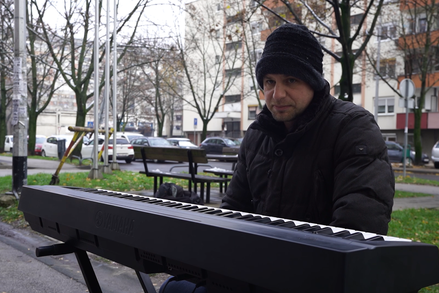 Ivan svira ispred doma za starije: 'Zovu me da dođem češće'