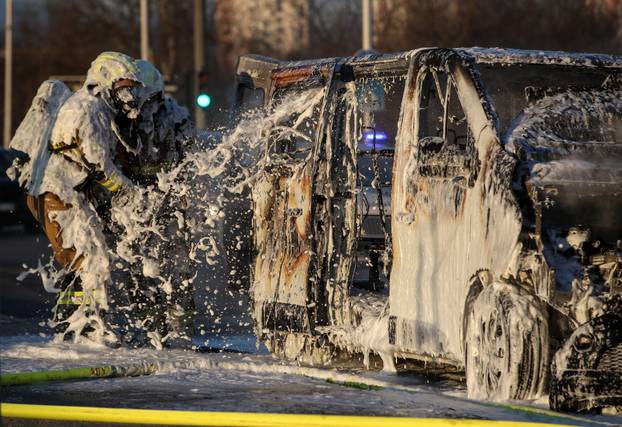 Zagreb: Požar kombi vozila na  Aveniji Većeslava Holjevca