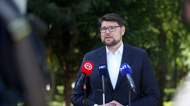 Zagreb: Predsjednik SDP-a Peđa Grbin dao izjavu za medije