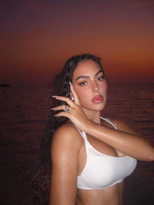 Georgina nakon zaruka uživa na plaži: U bijeloj je kombinaciji pokazala svoje bujne atribute...