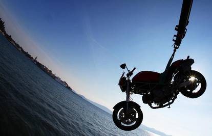 Zadar: Motorist sa skupim Ducattijem završio u moru