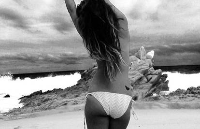 Lea Michele utegnuto tijelo pokazuje na plaži u toplesu