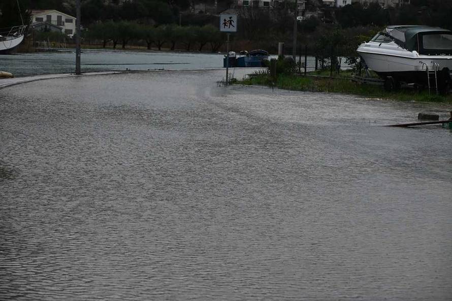 FOTO Poplava pogodila okolicu Ploča: 'Htio sam otići na WC pa sam iz kreveta završio u vodi'