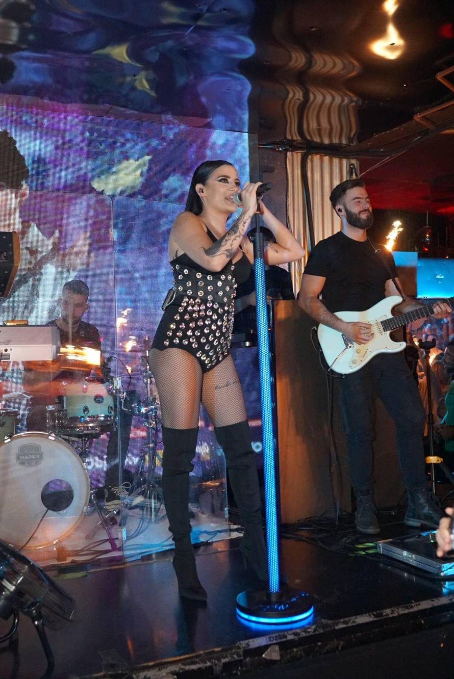 Beograd: Barbara Bobak nastupila na splavu 'Port'