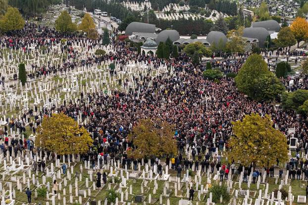 Sarajevo: Pogled iz zraka na posljednji ispraćaj Halida Bešlića na gradskom groblju Bare