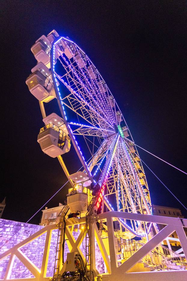 Pula: Podno Arene pokrenut panoramski kotač  koji je dio Adventa