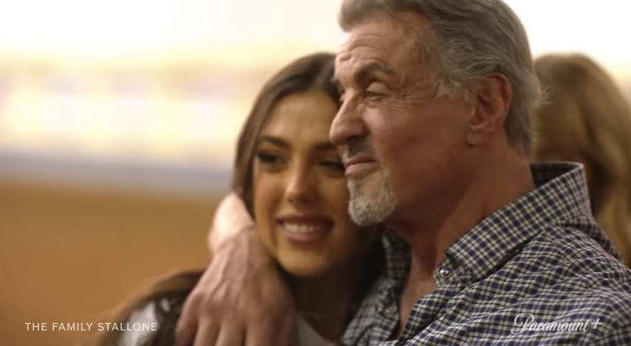 Stallone baš kao Kardashianke: U novoj emisiji kćeri uči pušiti te im daje brojne ljubavne savjete