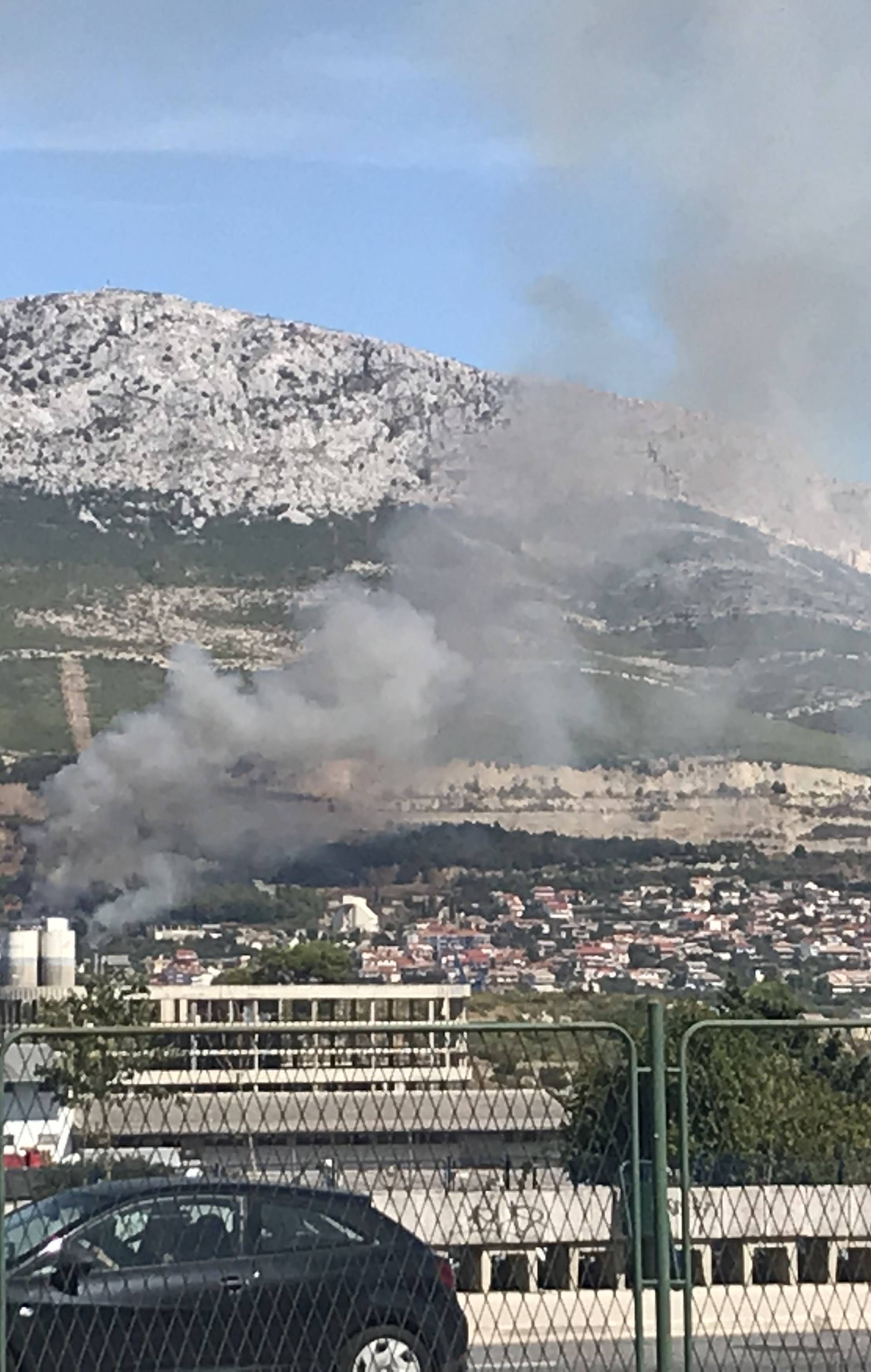 Lokalizirali požar kod Splita, izgorjelo hektar i pol šume