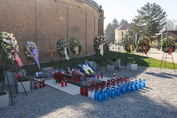 Zagrepčani posjećuju grob Milana Bandića na petu obljetnicu smrti 