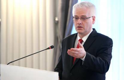 Josipović uzvratio: Svi moraju govoriti istinu i služiti ljudima