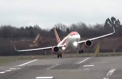 Drama na Heathrowu: Pogledajte kako vjetar baca avione s jedne na drugu stranu