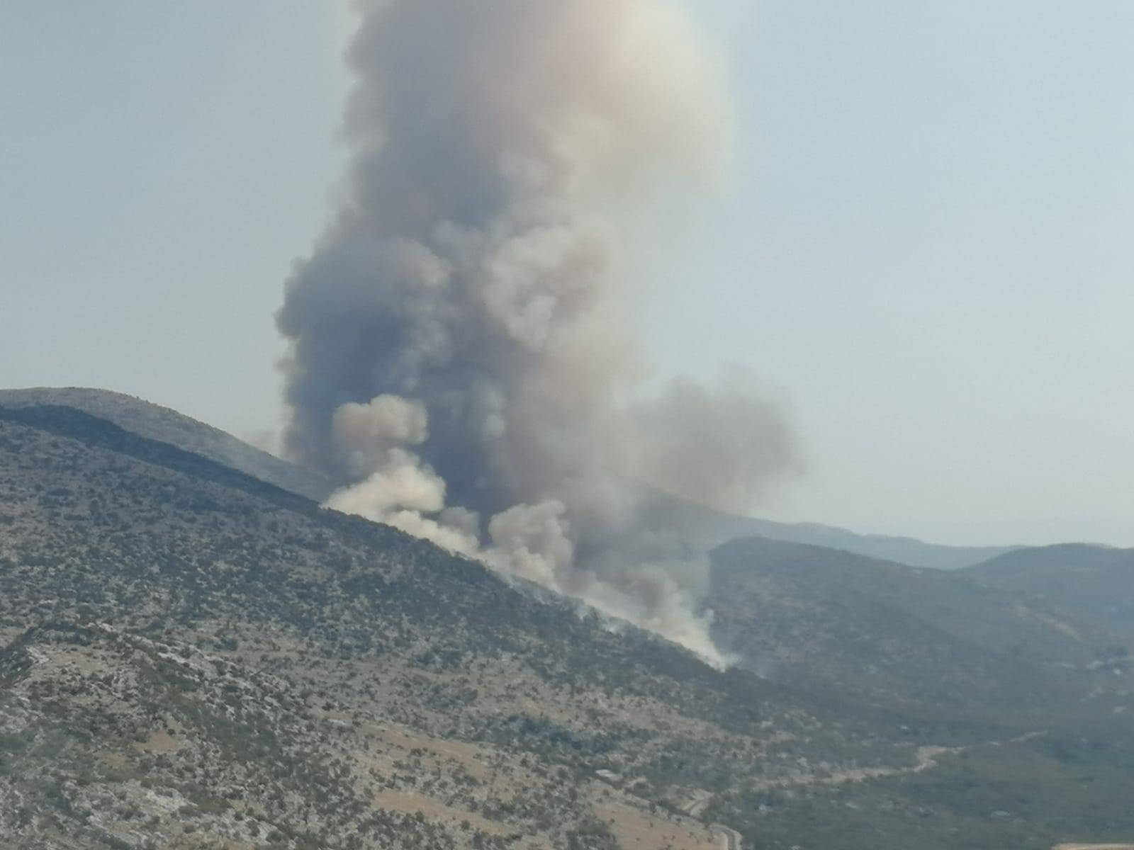 Veliki požar na Biokovu: Uz šest aviona s buktinjom se bore i sve dostupne snage iz Makarske