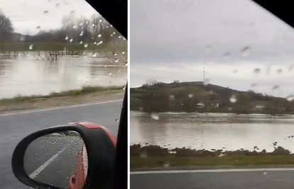 VIDEO Hoće li uskoro stati kiša? 'Od količine oborina podivljale rijeke. Voda je došla do ceste'