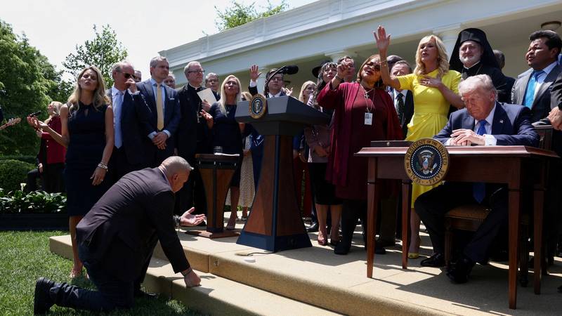 Vjerski vođe molili s Trumpom, jedan kleknuo ispred njega 21 2025 05 01t192729z 1749356370 rc269ea9wj63 rtrmadp 3 usa trump