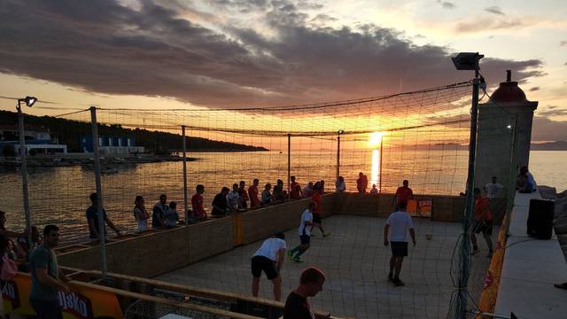 Zaigrali su nogomet u kavezu okruženi morem: Bračka fešta