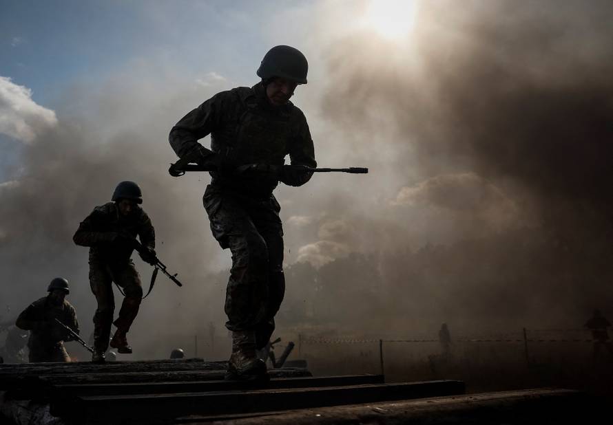 Ukrainian servicemen attend an exercise in Chernihiv region