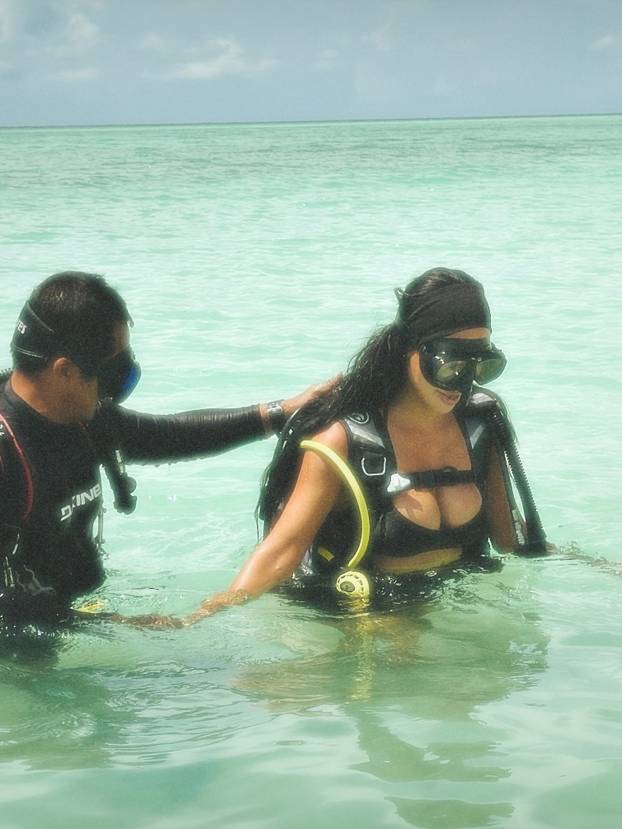 FOTO Bujna Kim Kardashian grudi je skrila samo konopcima