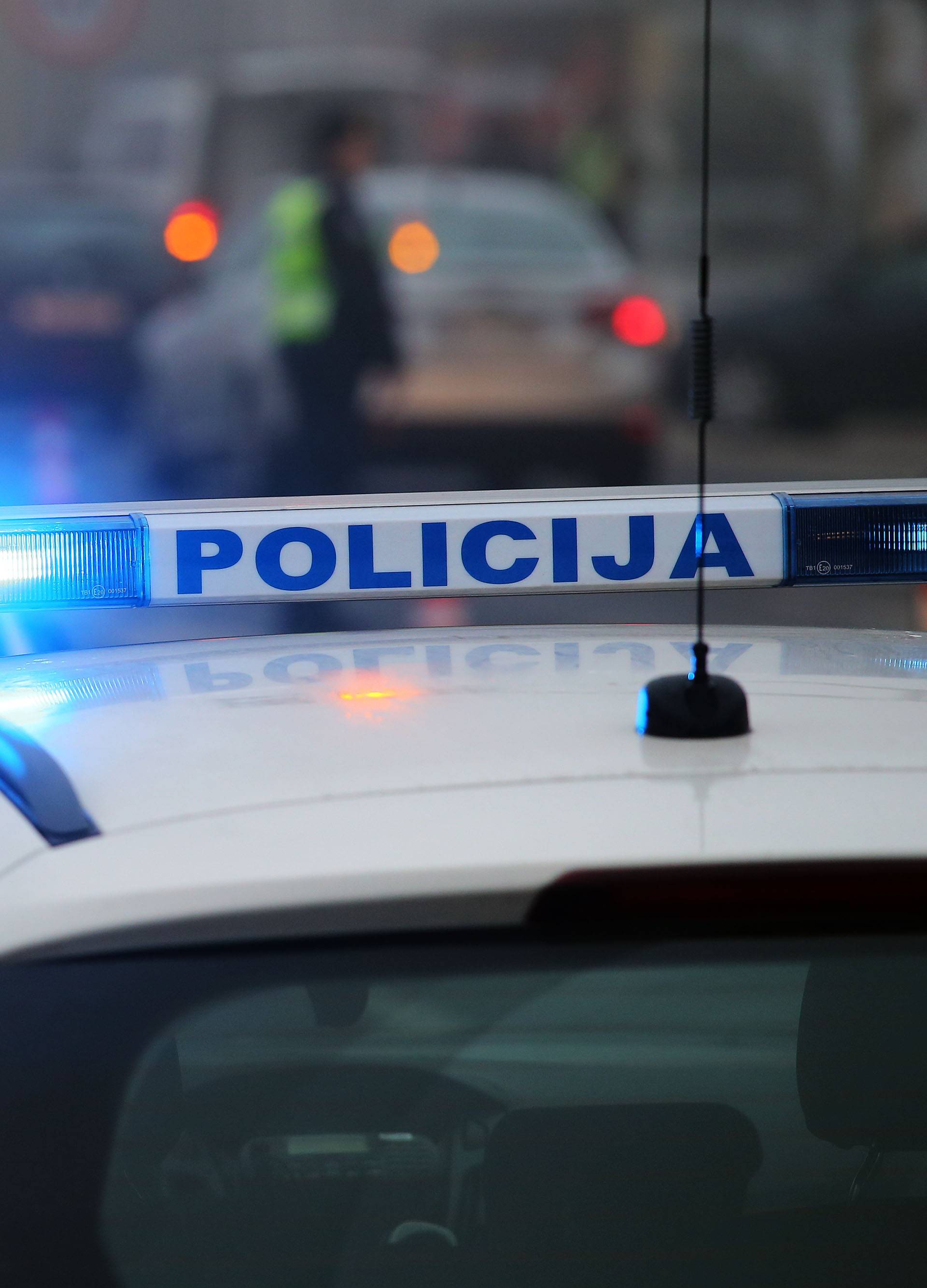 Letvom napala policajce ispred postaje u Ozlju, oštetila i aute