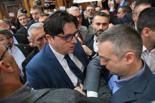 Beograd: U Skupštini Srbije došlo do fizičkog obračuna zastupnika
