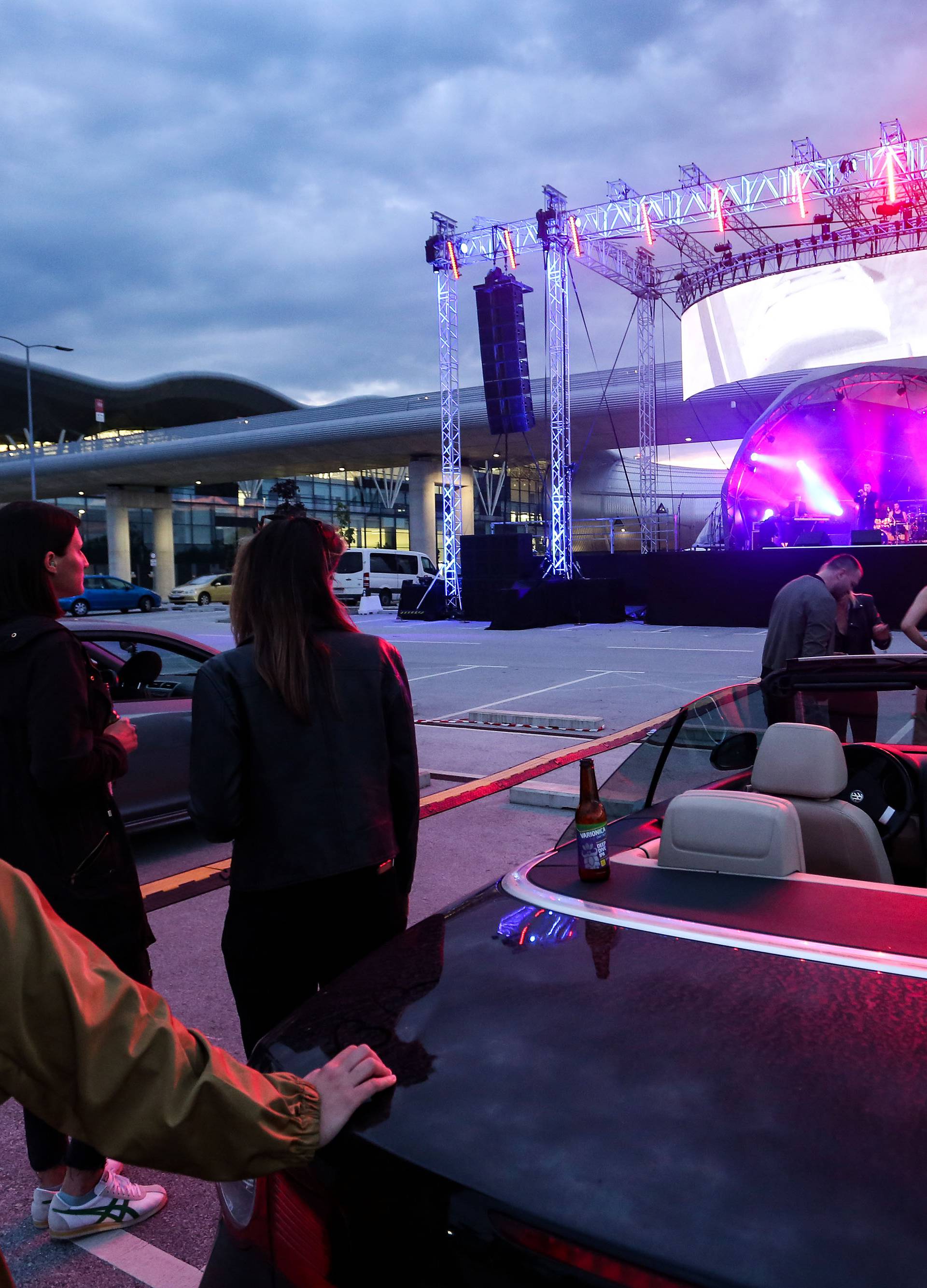 Zagreb: Kawasaki 3P održao drive-in koncert na parkingu aerodroma