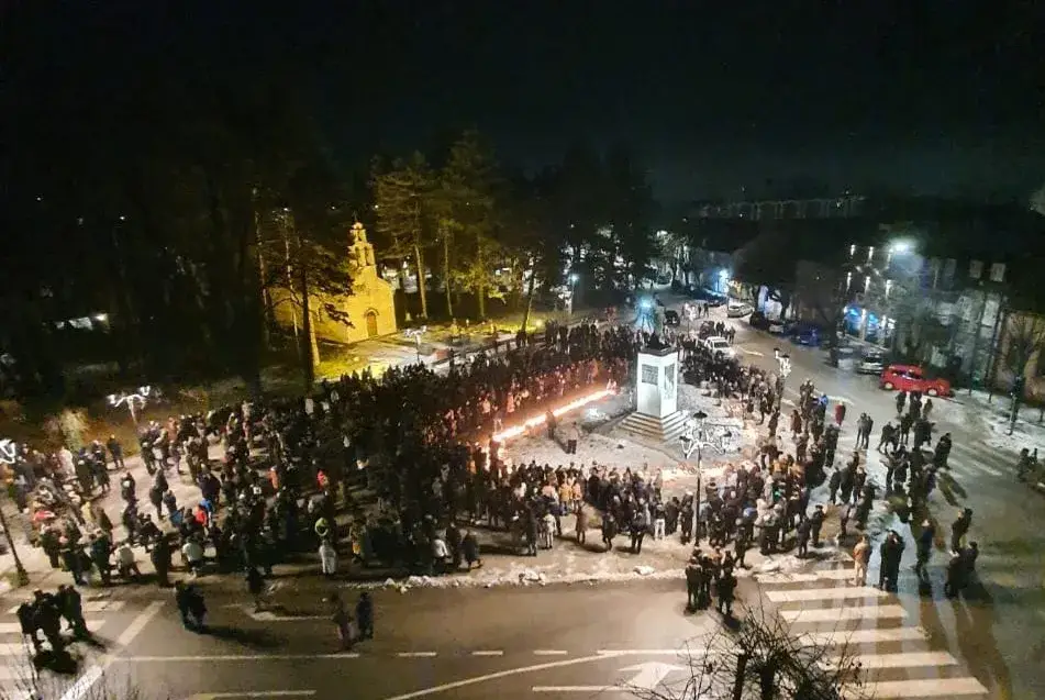 VIDEO Tuga na Cetinju: Stotine ljudi pale svijeće za 12 žrtava masakra Ace Martinovića