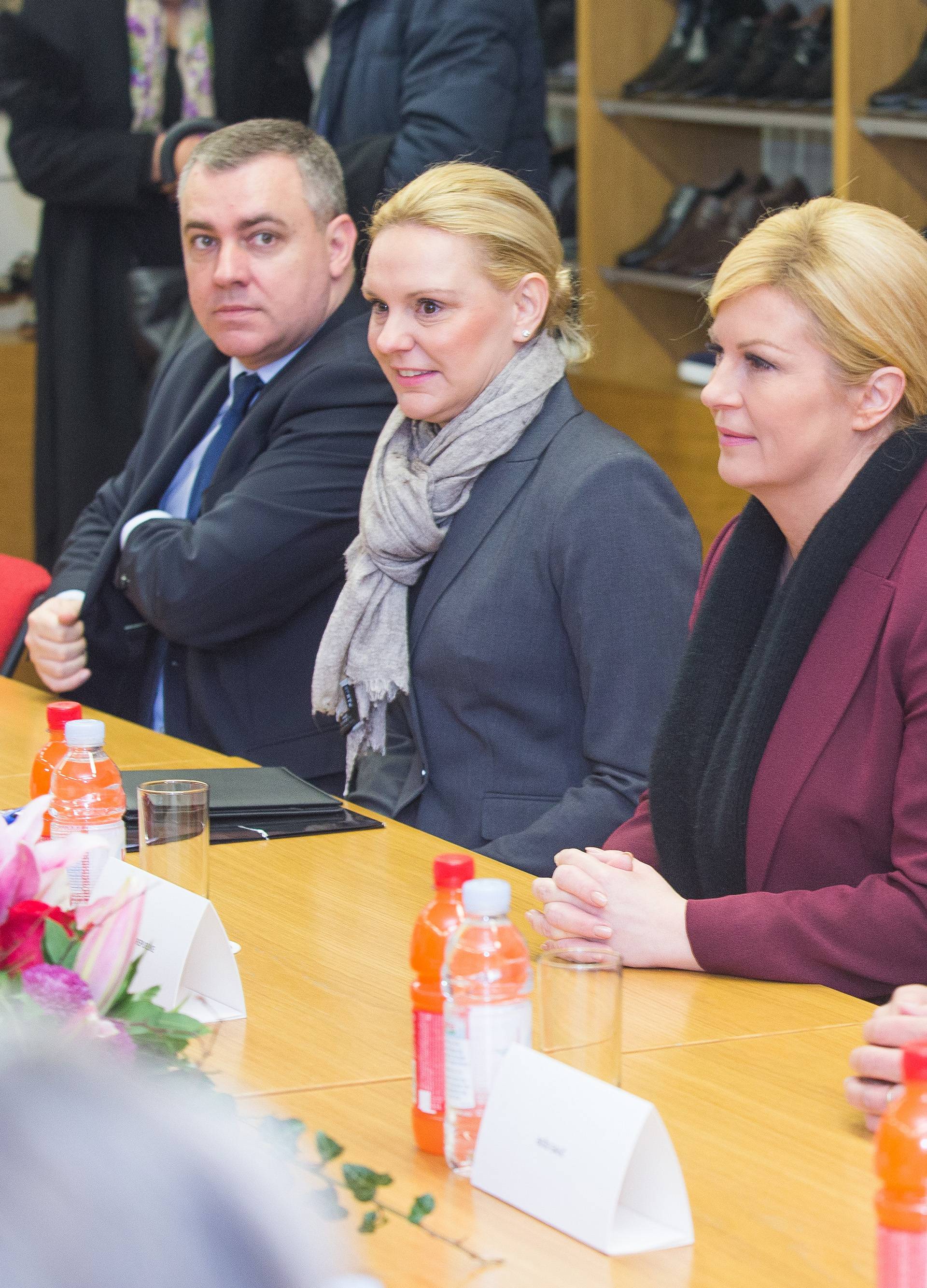 Kolinda obišla tvornicu Borovo i fotkala se sa žutim 'zengama'