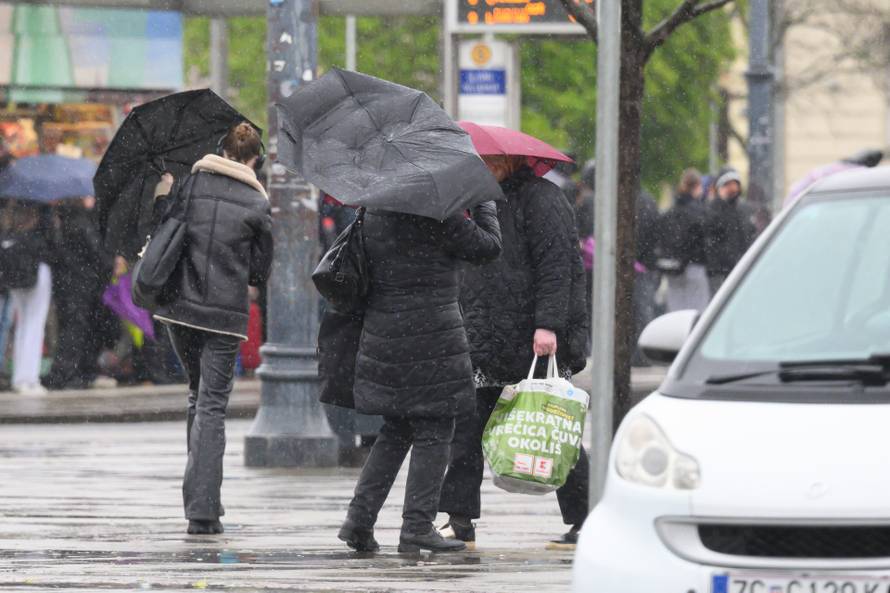 Zagreb: Nevrijeme s jakim vjetrom i kišom zahvatilo zagrebačke ulice