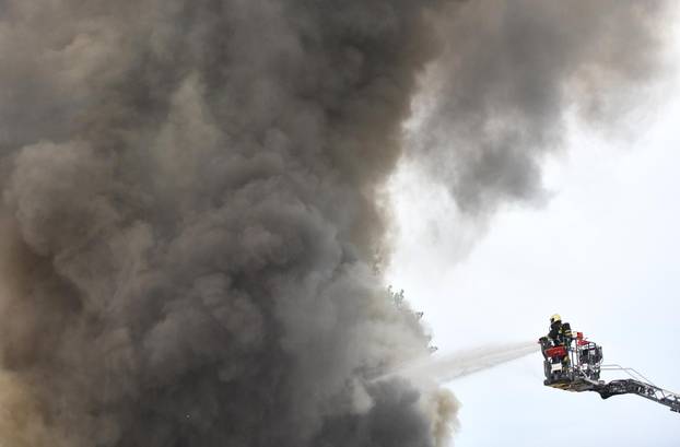 U industrijskoj zoni u Pribislavcu izbio je veliki požar
