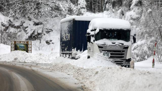 Stanovnici Delnica bore se s velikim količinama napadalog snijega