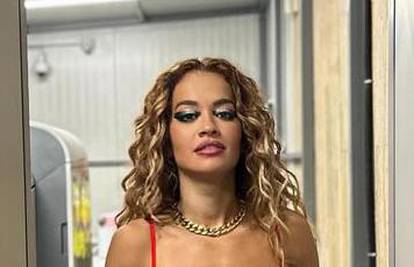 Rita Ora prošetala aerodromom u čipkastom donjem rublju, a ispod gaćica je nosila najlonke