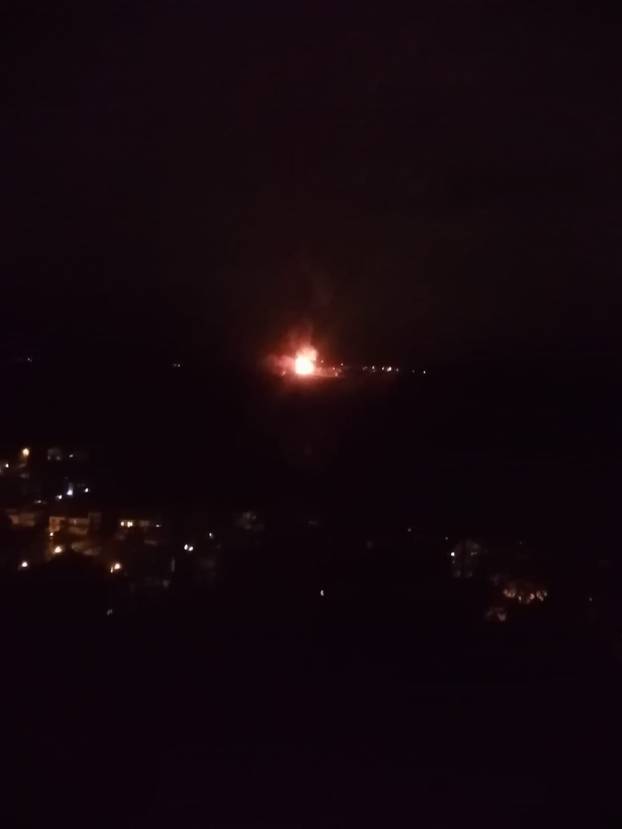 FOTO Prizori sa zgarišta na Okrugljaku: Vatrogasci zaštitili dvije manje štale sa životinjama