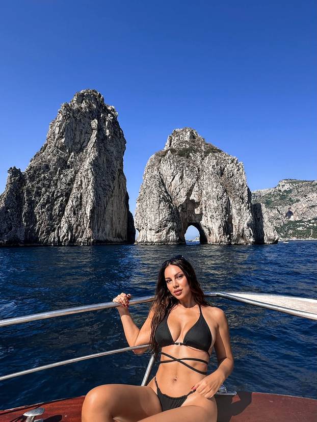 FOTO Mokra u minijaturnom bikiniju: Žanamari se ispružila na jahti pa mamila poglede