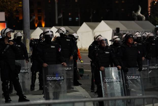 Beograd: Građani daju podršku Dijani Hrki, policija kordonom razdvaja dvije skupine građana