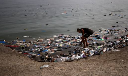 FOTO Migrantska kriza u Ceuti: Izmoreni le&zcaron;e po pla&zcaron;ama, iza sebe ostavili gomile sme&cacute;a