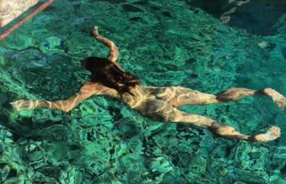 Guza u tirkiznom moru: Petra se obožava kupati skroz gola