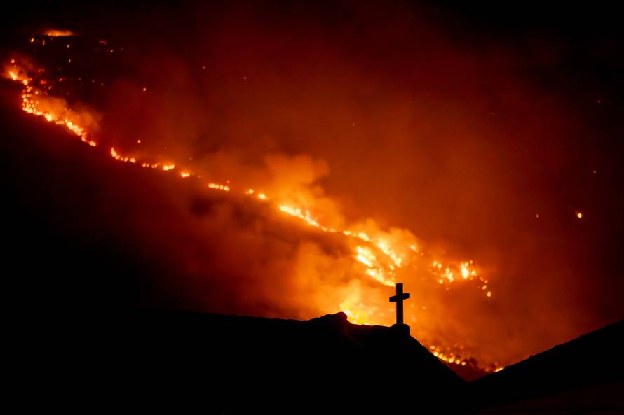 Širi se požar na području Župe dubrovačke, orkansko jugo otežava situaciju