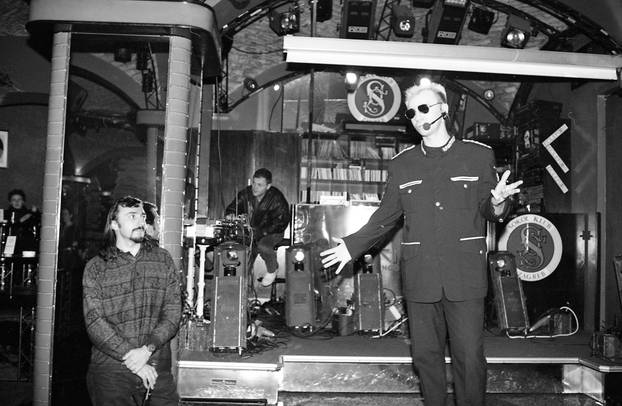 Zagreb: Pjevač Senna M na promociji spota albuma "Čovjek s neba", 11. mj 1995.