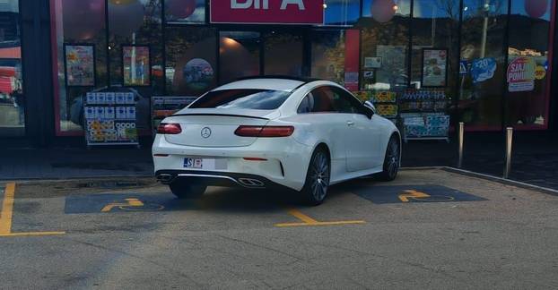 FOTO Tko to tamo pjeva, ups... parkira. Ovako to Hrvati rade, neki uzmu mjesto i invalidima...