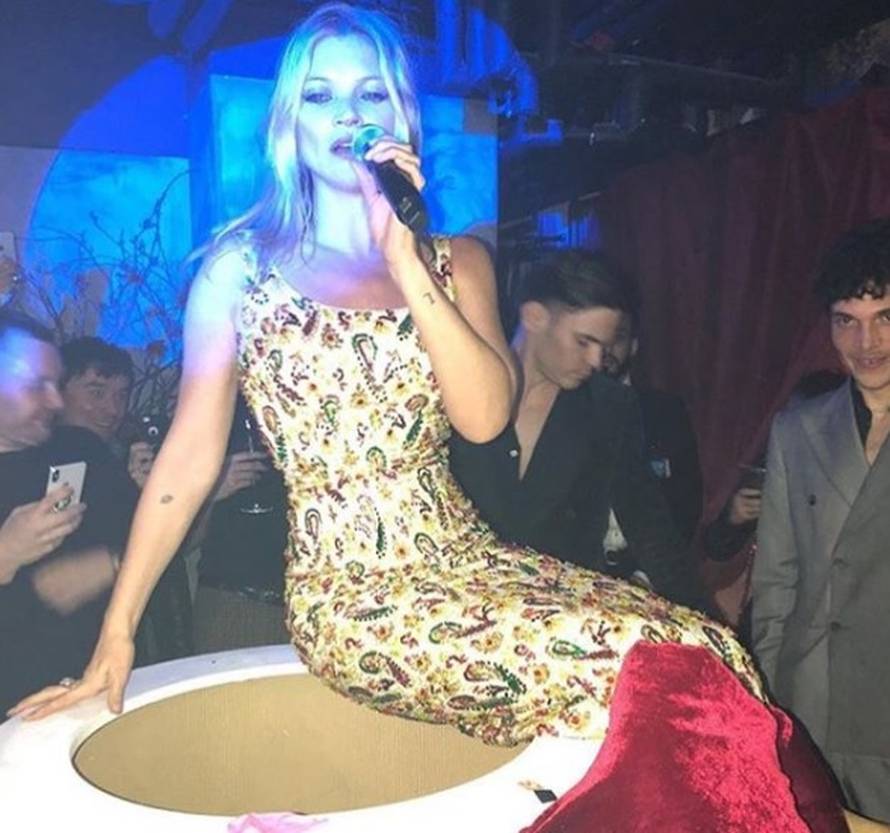 Kate Moss iskočila iz torte pa pokazala 'previše' ispod haljine