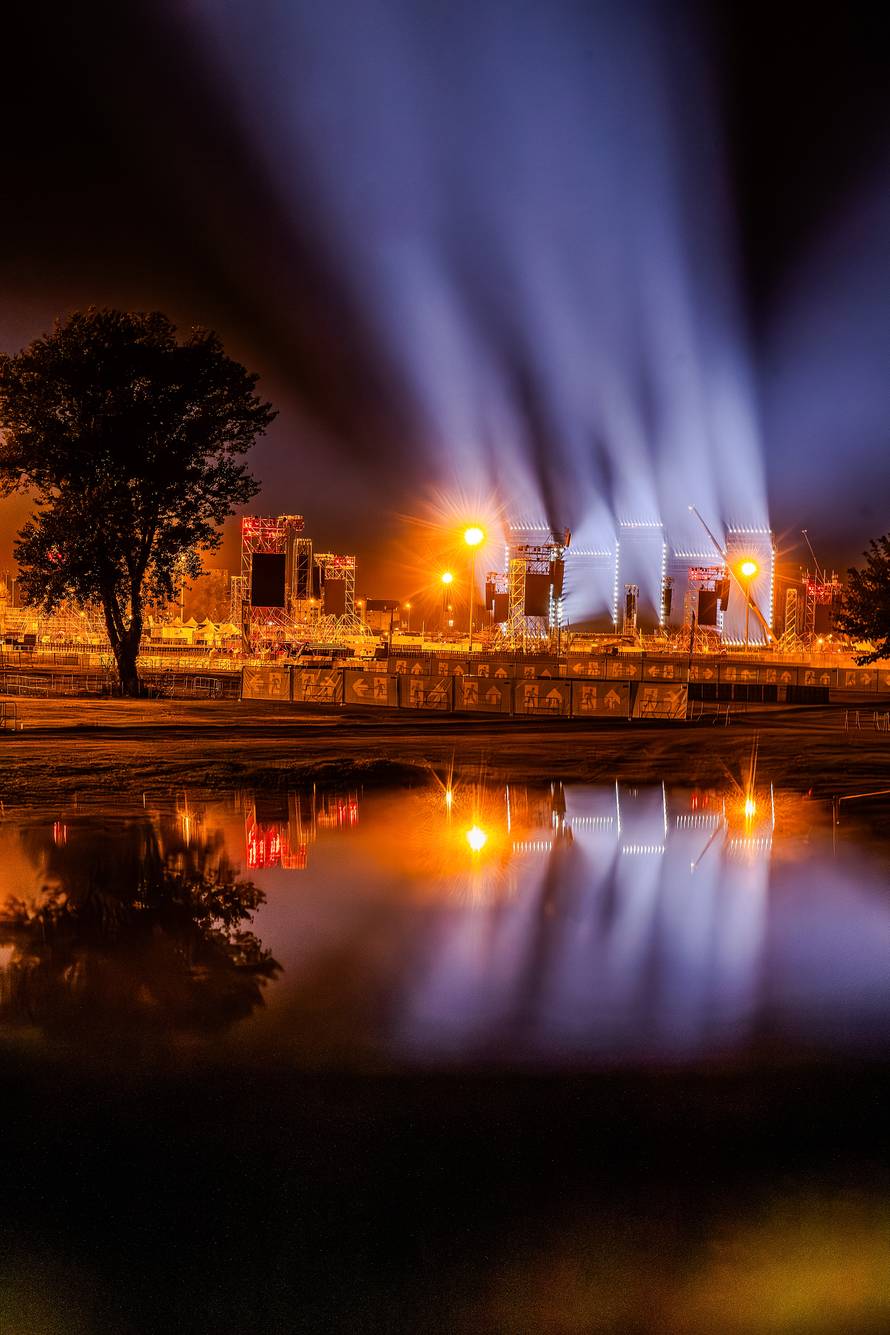 Zagreb: Spektakularna svjetlosna proba na Hipodromu uoči Thompsonovog koncerta