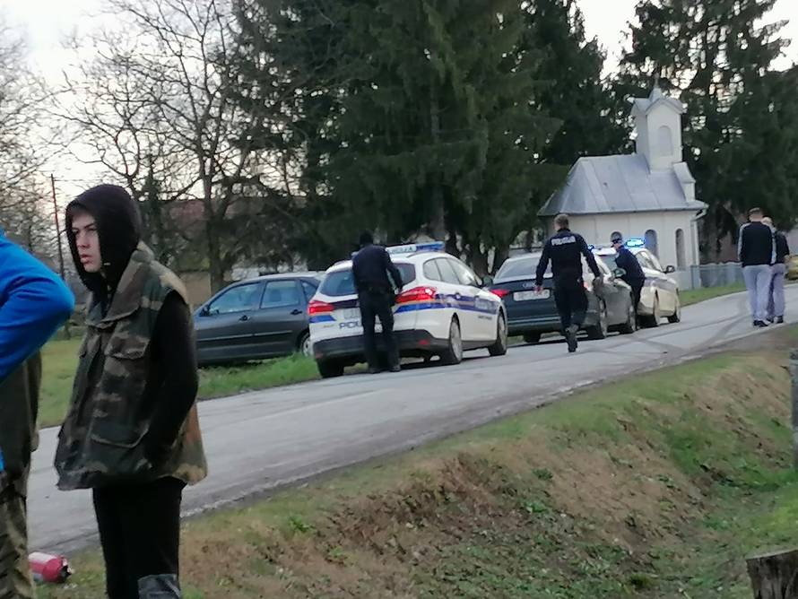 Policajci jurili po migrante pa im se usred vožnje zapalio auto