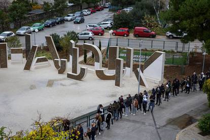 Nikad veći red za ulaznice na Poljudu, svi bi na derbi! 'Sad je -7 u Zagrebu, bit će i hladnije...'