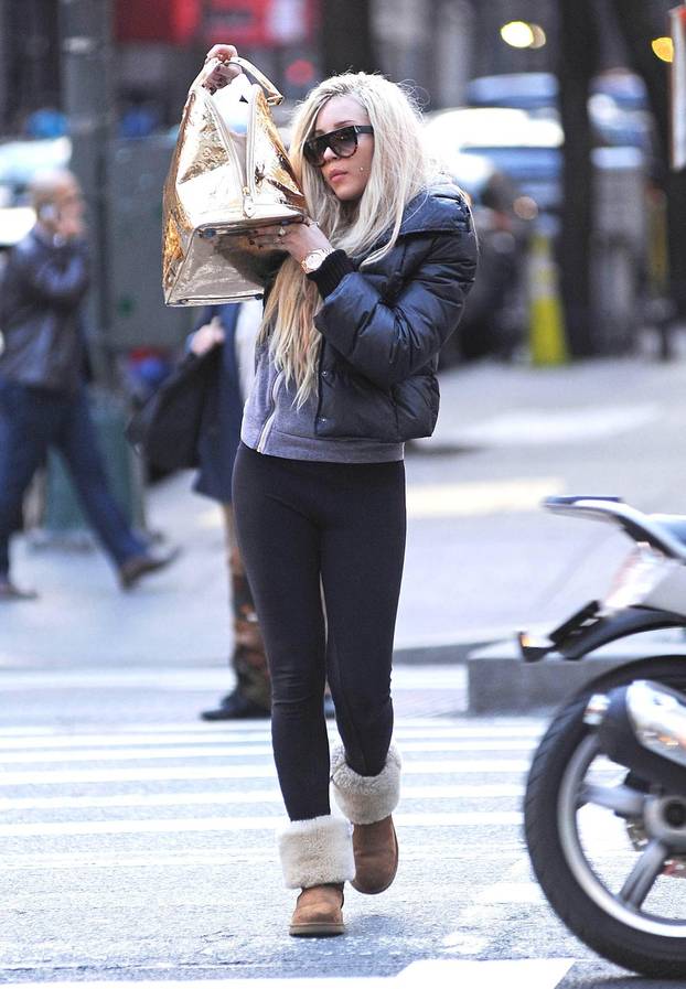 New York: Amanda Bynes torbom je skrivala lice od fotografa 