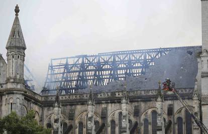 Popravljali crkvu pa ju zapalili: Planula je bazilika u Nantesu 