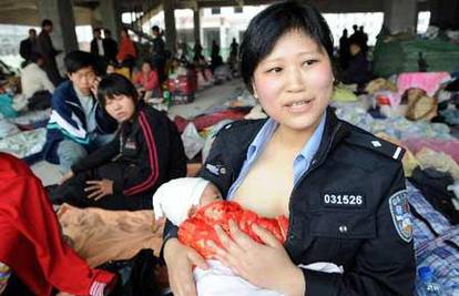 Policajka (29) doji osmero djece žrtava potresa u Kini