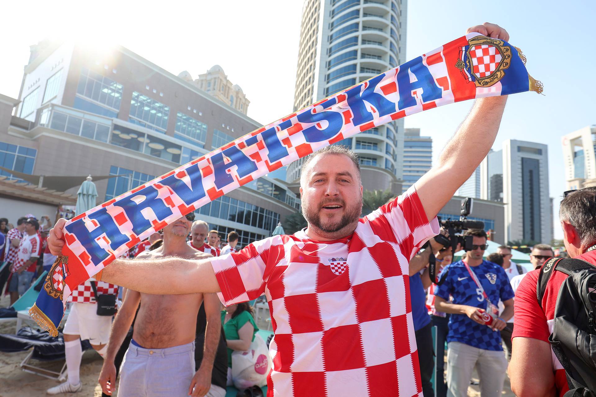 KATAR 2022 - Hrvatska zastava na plaži ispred hotela Hilton Doha gdje su smješteni reprezentativci