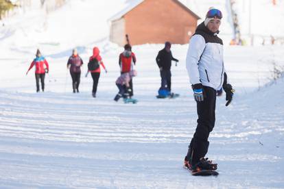 FOTO Otvorena je sezona skijanja i sanjkanja na Platku