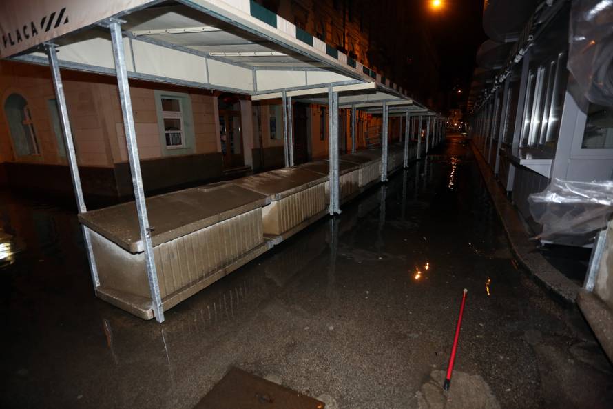 Rijeka: Jako jugo podignulo je razinu mora te su poplavljene ulice na gradskoj trÅ¾nici i riva