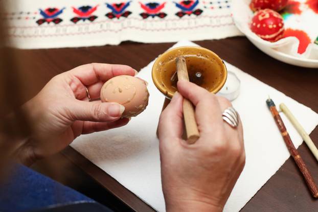 Beli Manastir: Pokazna radionica ukrašavanja pisanica motivima baranjskog šokačkog veza